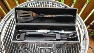 idee-regalo-originali-per-lui-set-barbecue-griglia