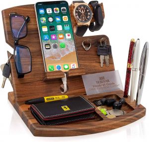 [2]-idee-regalo-natale-per-lui-uomo-svuotatasche-docking-station-ricarica-portaoggetti-legno