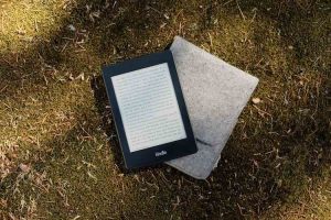 idee-regalo-originali-per-lei-ebook-reader-kindle-paperwhite-leggere-lettura