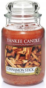 [5]-migliori-candele-natalizie-yankee-candle-natale-cinnamom-stick