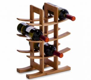 idee-regalo-nati-maggio-uomo-scaffale-vino